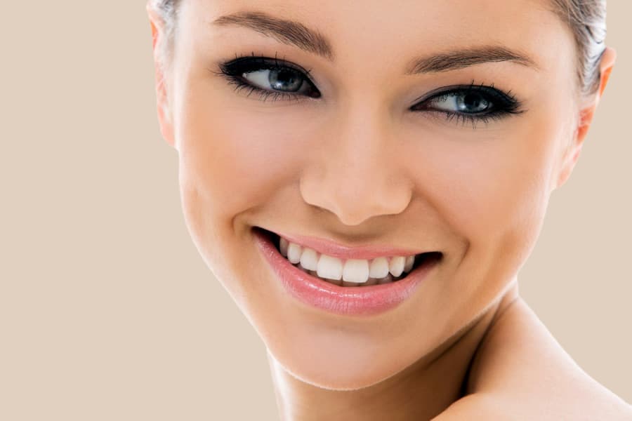 Sonrisa con dientes alineados y blancos tras un tratamiento de estética dental