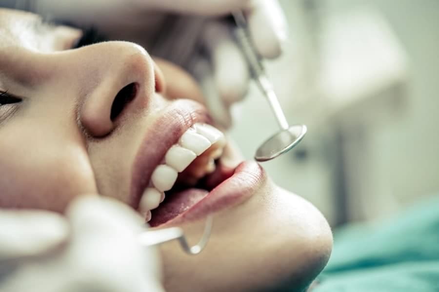 Revisión con espejo intraoral durante una consulta de odontología general